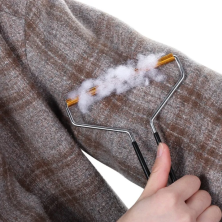 RZ-567 Щетка-скребок для удаления катышков металлическая