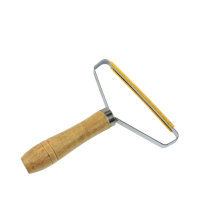 RZ-629 Щетка-скребок для удаления катышков деревянный