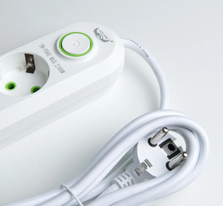 IN-095 Сетевой фильтр F04 на 4 розетки и 3 usb входа белый 5м