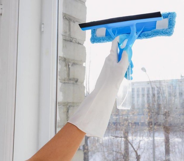 NM-021 Щетка для окон с распылителем маленькая